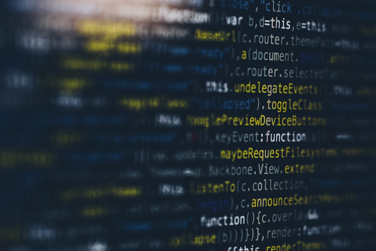 Pantalla con código de programación representando gobernanza de datos