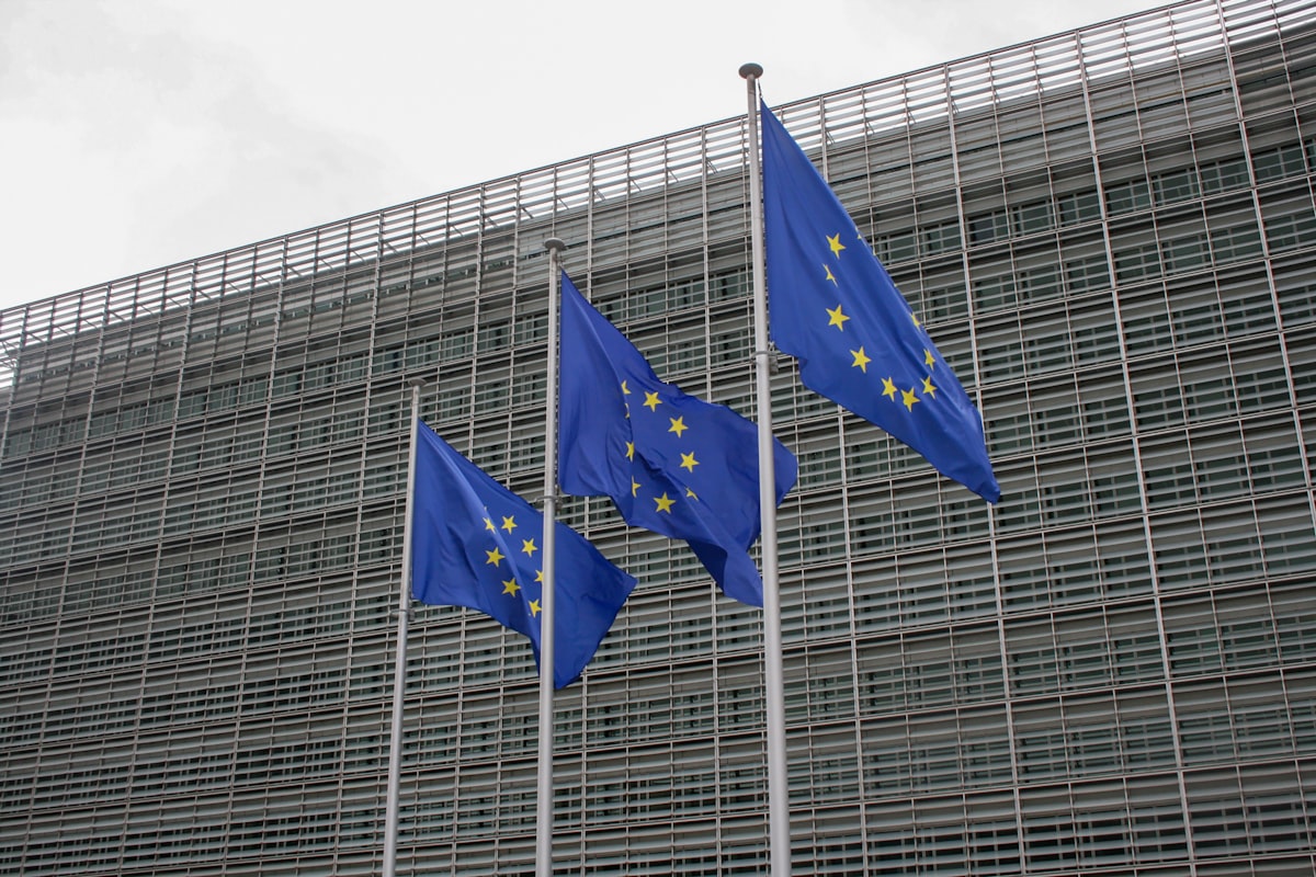 Banderas de la Unión Europea ante la sede de la Comisión Europea en Bruselas